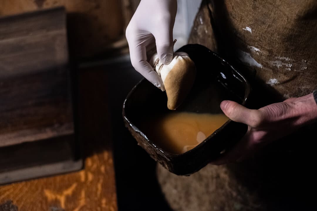 Rob Cain demonstrating French polishing techniques